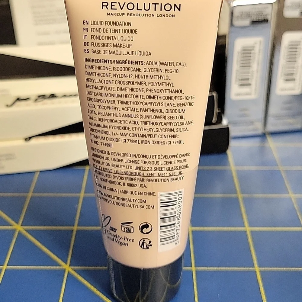 Revolution Matte Base Pore Blurring Full Coverage Foundation F6.5 Cream 28ml New